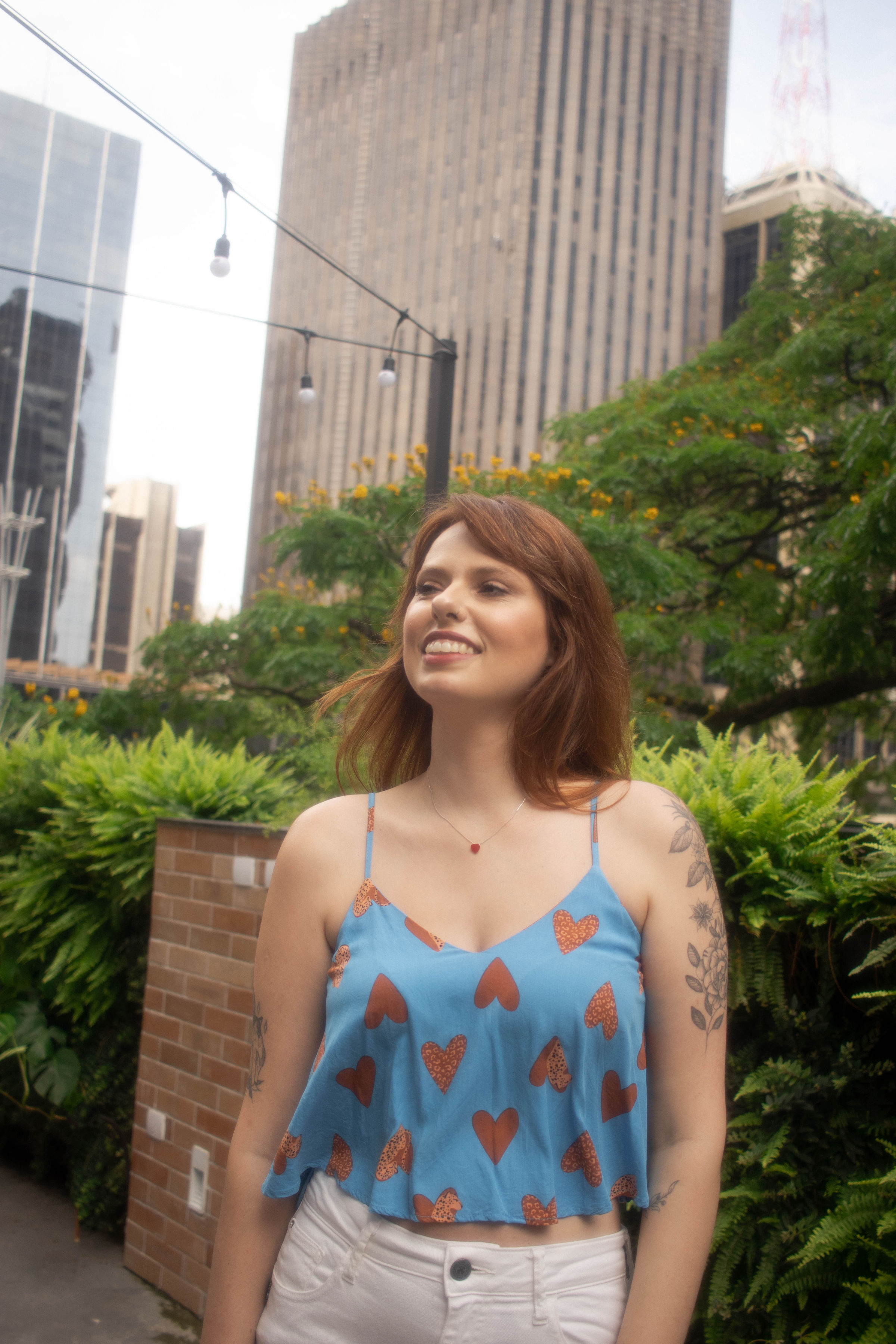 Ana Tognotti sorrindo e olhando para o lado